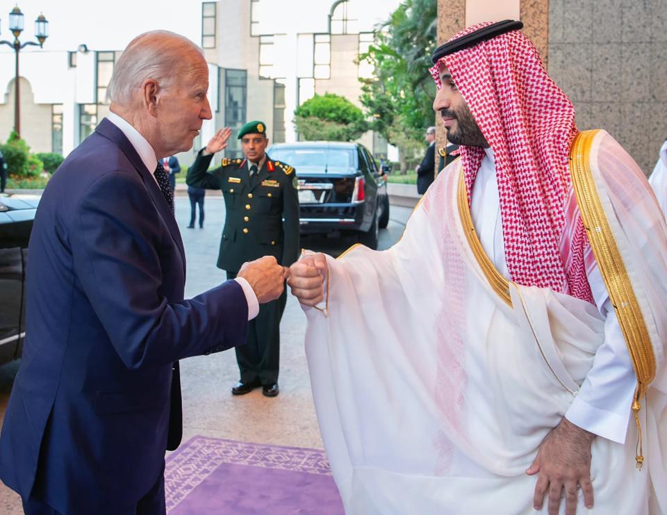 En esta imagen publicada por el Palacio Real saudí, el príncipe heredero saudí Mohammed bin Salman saluda al presidente estadounidense Joe Biden chocando los puños a su llegada en Yeda, Arabia Saudí, el viernes 15 de julio de 2022. (Bandar Aljaloud/Saudi Royal Palace via AP)