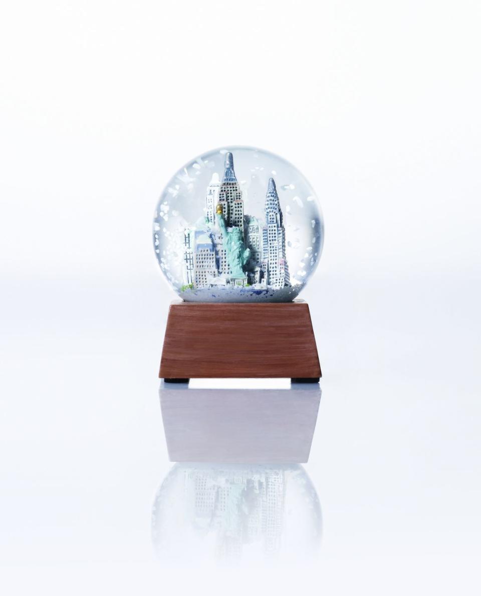 empire state building snow globe, close up