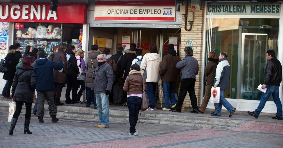 Varias personas entran en una oficina de registro de desempleados en Madrid. (Foto AP/Paul White)