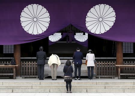 Visitors pray at the Yasukuni Shrine in Tokyo, Japan, April 21, 2016. REUTERS/Issei Kato