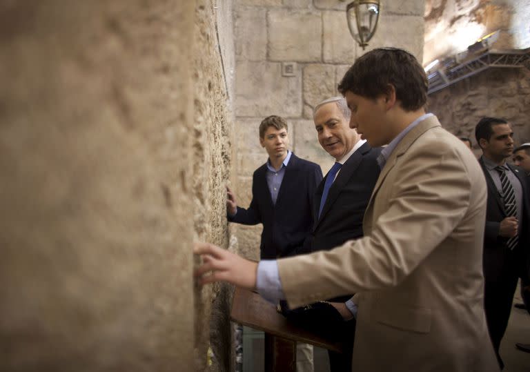 Fotografía de archivo del primer ministro de Israel Benjamin Netanyahu, centro, con sus hijos Avner Netanyahu, derecha, y Yair Netanyahu en el Muro de los Lamentos, el sitio más sagrado en donde los judíos pueden orar en la Ciudad Vieja de Jerusalén, el 22 de enero de 2013. (AP Foto/Uriel Sinai, Archivo)