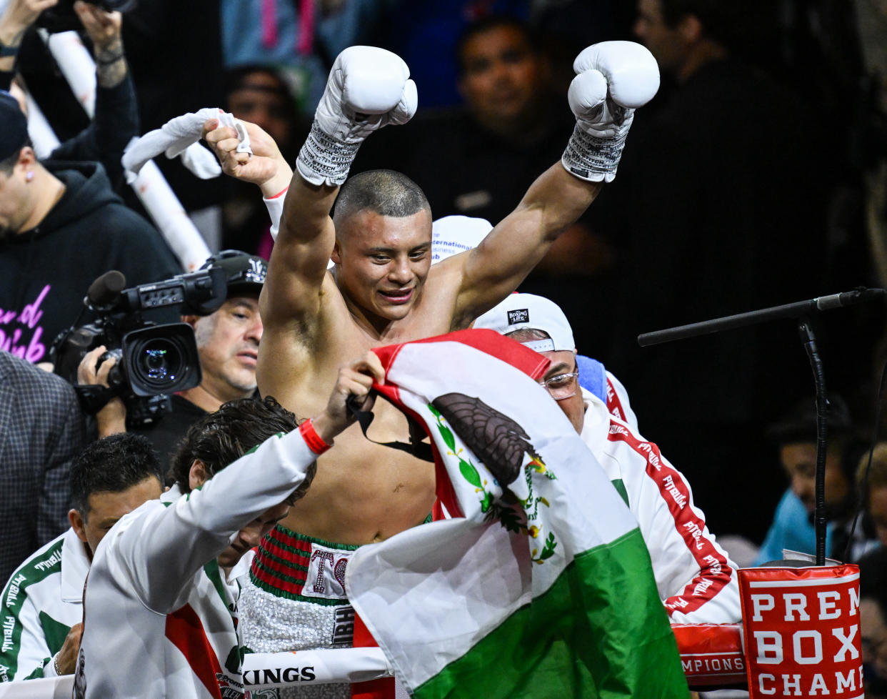 Isaac Cruz ''Pitbull'' celebra tras derrotar a  Rolando Romero ''Rolly'' . (Foto: Tayfun Coskun/Anadolu via Getty Images)