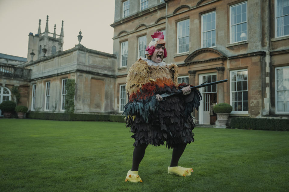 Freddy (Daniel Ings) in a chicken suit<span class="copyright">Christopher Rafael—Netflix</span>