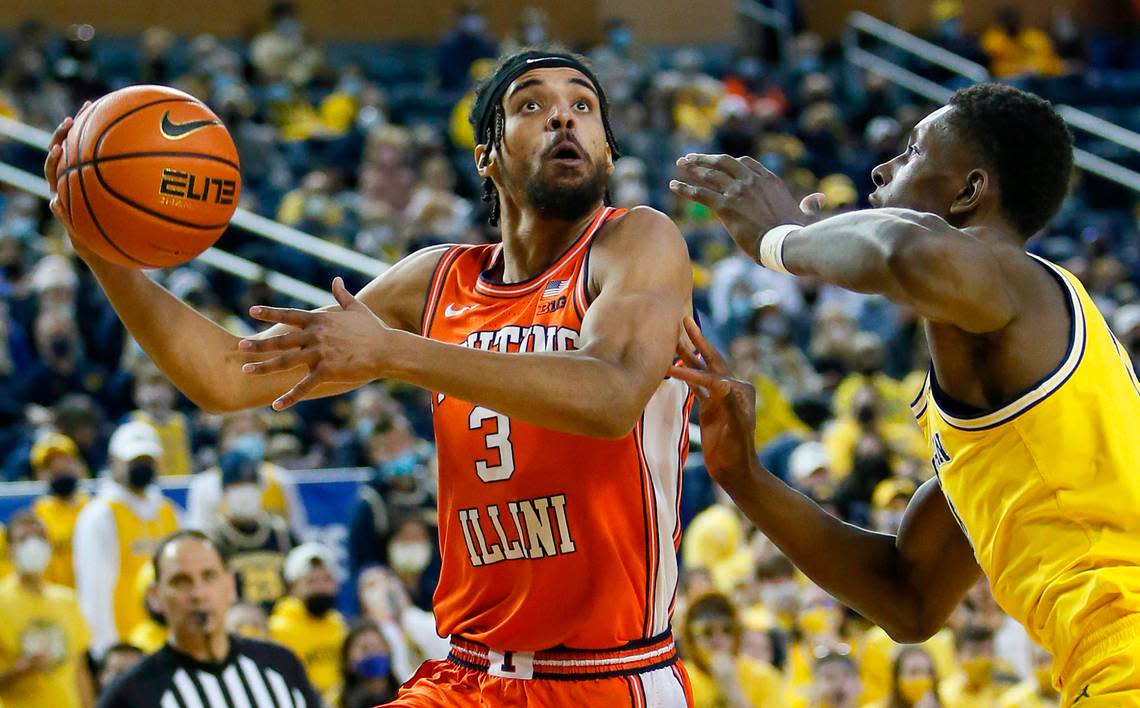 Illinois’ Jacob Grandison (3) takes a shot as Michigan forward Moussa Diabate defends during their game Sunday, Feb. 27, 2022, in Ann Arbor, Mich. Duane Burleson/AP