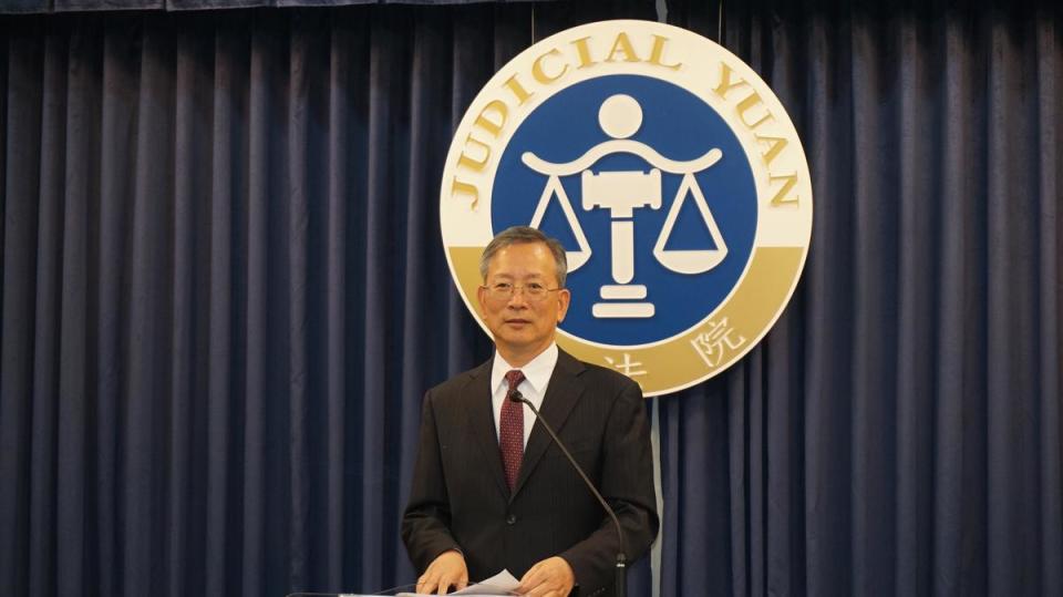 司法院祕書長呂太郎公布大法官解釋，宣告全面檢閱受刑人書信及不准受刑人提告等規定違憲。