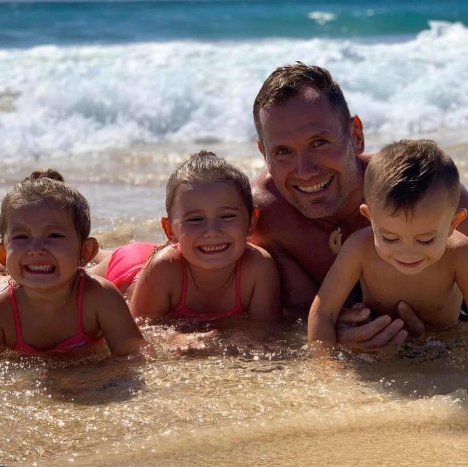 Rowan Baxter and his three children at the beach. Source: Facebook/Rowan Baxter