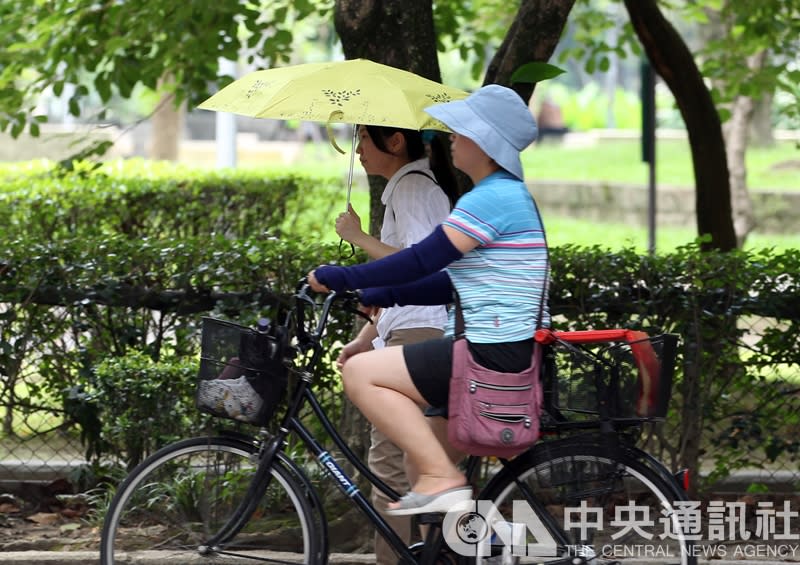 一早北台灣天氣晴朗，中央氣象局指出，東北季風稍減弱，台灣東半部局部有雨，西部天氣晴。氣象專家吳德榮也提醒，今明兩天晴朗舒適，早晚涼，明(1日)晚變天，又一波冷空氣開始南下，仍屬「東北季風」的強度，下週一、二(2、3日)北台灣轉冷，要添衣保暖。（中央社／檔案照片）