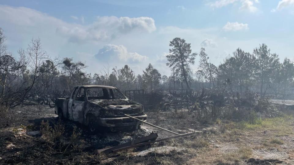 <div>Some residents' vehicles were destroyed in the fire. Courtesy: Florida Forest Service</div>