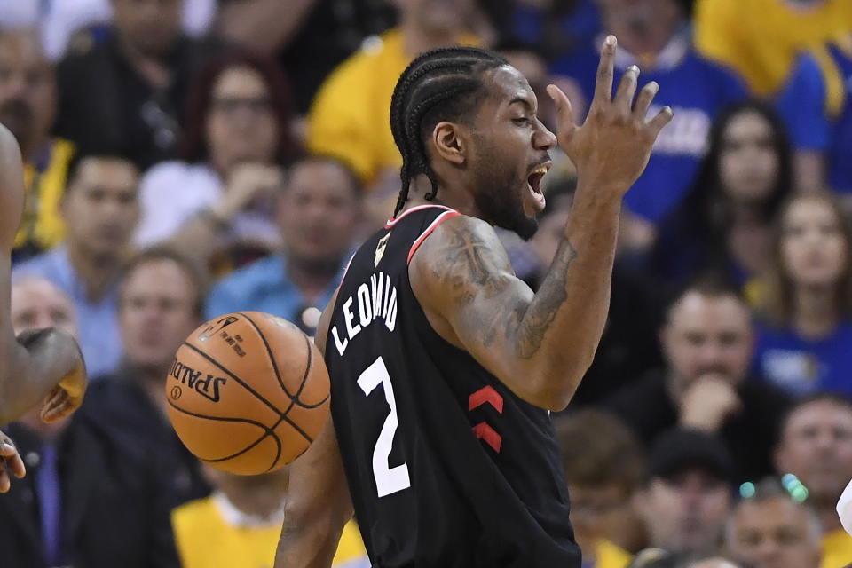 Toronto Raptors forward Kawhi Leonard eclebrates his dunk against the Golden State Warriors during the first half of Game 3 of basketball’s NBA Finals, Wednesday, June 5, 2019, in Oakland, Calif. (Frank Gunn/The Canadian Press via AP)