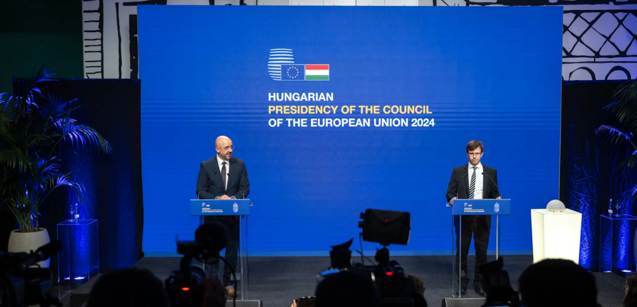 János Bóka, ministro de Asuntos Europeos de Hungría, y Zoltán Kovács, portavoz de la presidencia húngara del Consejo de la Unión Europea, presentan el programa de la presidencia del Consejo de la UE. Presidencia húngara