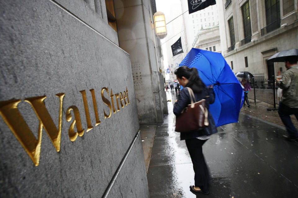 Una mujer llega a su trabajo en Wall Street en Nueva York, Estados Unidos. (AP Photo/Mark Lennihan, File)