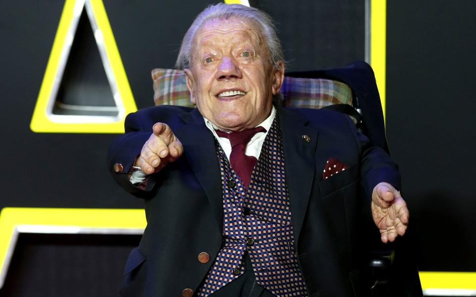 <p>Kenny Baker schlüpfte sechsmal in die gerade einmal 96 Zentimeter hohe Blechbüchse, obwohl er anfangs gar nicht "in den Staubsauger" wollte. Bei den Dreharbeiten zu "Episode VII: Das Erwachen der Macht" war der kleinwüchsige Darsteller bereits zu krank. Mit 81 Jahren verstarb Kenny Baker 2016. (Bild: Getty Images)</p> 