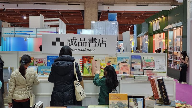 2024台北國際書展比年多出3成，後續人潮因假期更多。「愛看書的人是幸福的、更好的」。（圖／記者鍾志鵬攝影）