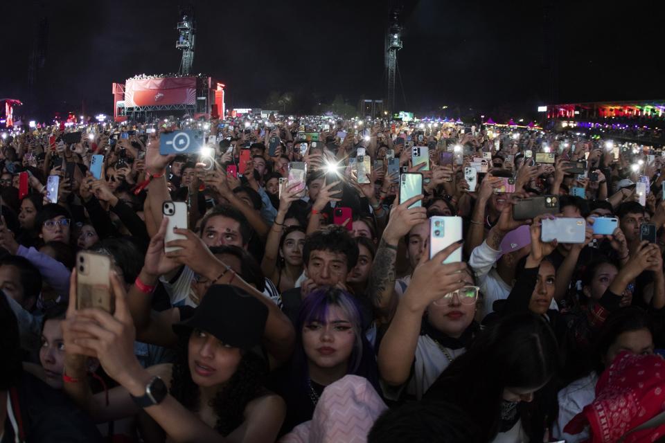 Fans del cantante español Quevedo durante su concierto en el Coca-Cola Flow Fest de la Ciudad de México el domingo 26 de noviembre de 2023. (Foto AP/Alejandro Godínez)