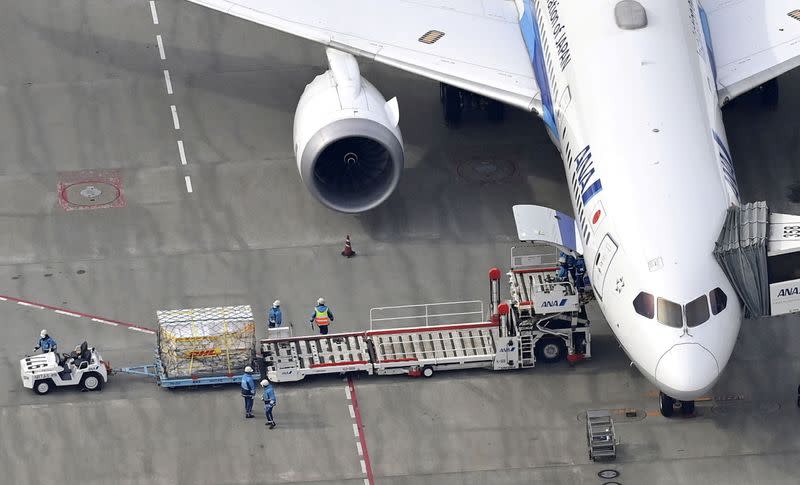 Vista aérea de un avión de All Nippon Airways (ANA), que transporta la primera entrega de la vacuna contra el coronavirus desarrollada por Pfizer Inc. llegando desde Bruselas al Aeropuerto de Narita