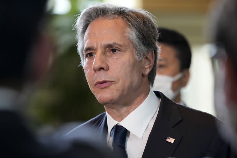 El secretario de Estado de Estados Unidos, Antony Blinken, habla tras una reunión con el primer ministro de Japón, Fumio Kishida, en la residencia oficial del primer ministro, el lunes 11 de julio de 2022. (AP Foto/Eugene Hoshiko)