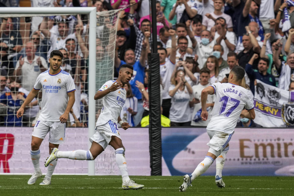 Rodrygo del Real Madrid celebra tras anotar su segundo gol en el encuentro ante el Espanyol en la Liga española en el Estadio Santiago Bernabeu en Madrid el sábado 30 de abril del 2022. (AP Foto/Bernat Armangue)