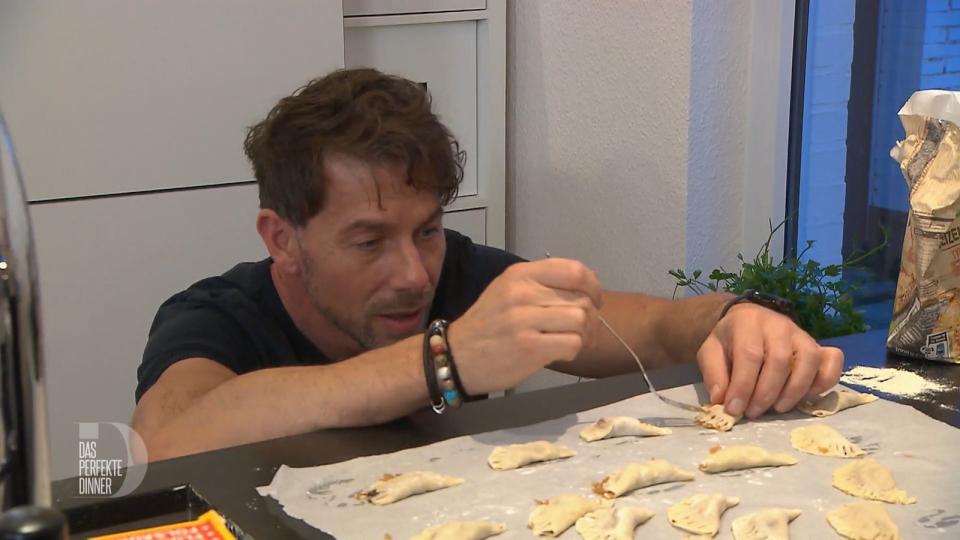 In liebevoller Handarbeit fertigt Peter seine Pierogi, eine Hommage an seine polnische Herkunft.
 (Bild: RTL)