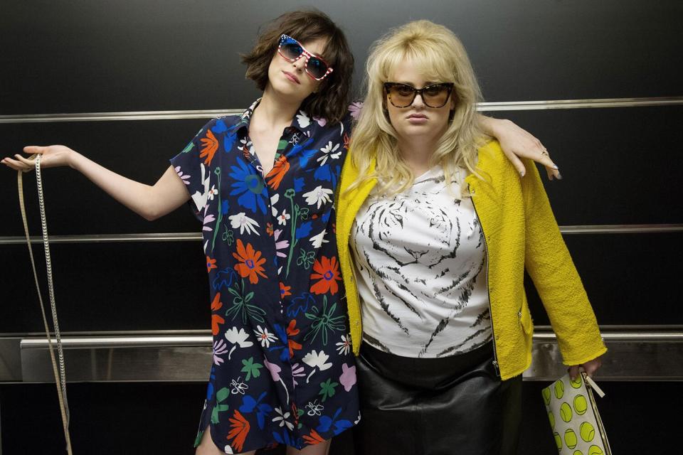 HOW TO BE SINGLE, from left: Dakota Johnson, Rebel Wilson, 2016. ph: Barry Wetcher / © Warner Bros. / courtesy Everett Collection