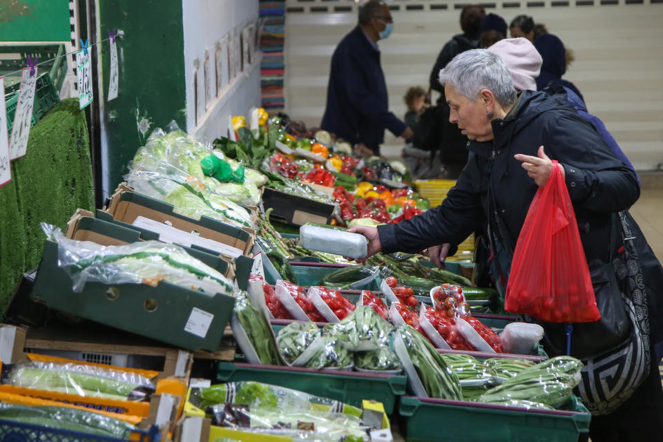 LONDON, UNITED KINGDOM - NOVEMBER 08: A woman shopping in a fruit and vegetable stall in London, Britain, on November 08, 2022 as new research revealed that food price rises with inflation to a record high of nearly 15 per cent. According to Kantar, the price of groceries, food and drinks has spiked and is set to continue rising as the cost of living crisis continues. Kantar found that more than a quarter of households are struggling financially - twice as many as this time last year. (Photo by Dinendra Haria/Anadolu Agency via Getty Images)