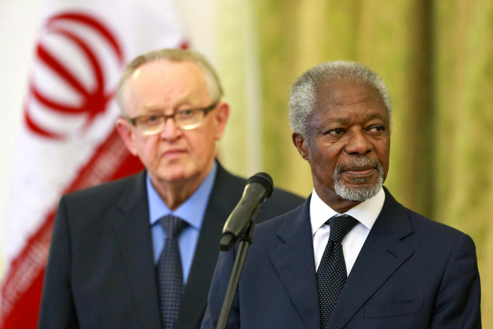 Kofi Annan, former U.N. secretary general, right, reads a statement at the conclusion of his meeting with Iran's Foreign Minister Mohammad Javad Zarif in Tehran, Iran, Monday, Jan. 27, 2014, as Martti Ahtisaari, pormer president of Finland, left, listens. The former head of the United Nations urged Iran Monday to build on a historic deal reached with world powers in November and work toward a final settlement over its contested nuclear program. Annan, who is heading a group of ex-world leaders known as "The Elders," made the comments after a meeting with Iran's Foreign Minister Mohammad Javad Zarif Monday. (AP Photo/Ebrahim Noroozi)