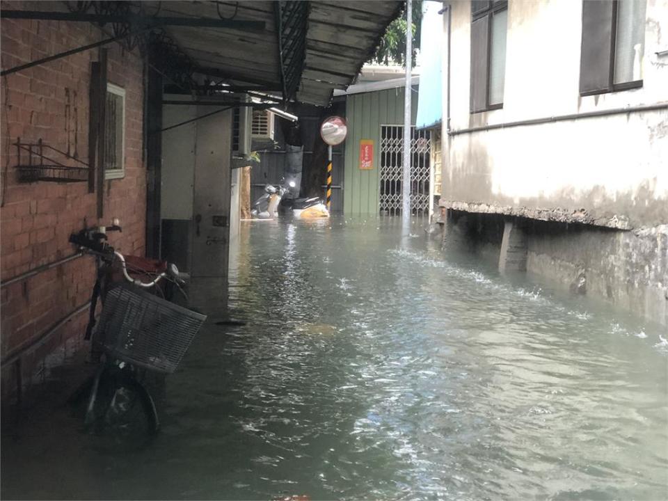 快新聞／豪雨炸台北！ 內湖多處淹水「機車一半泡在水裡」 