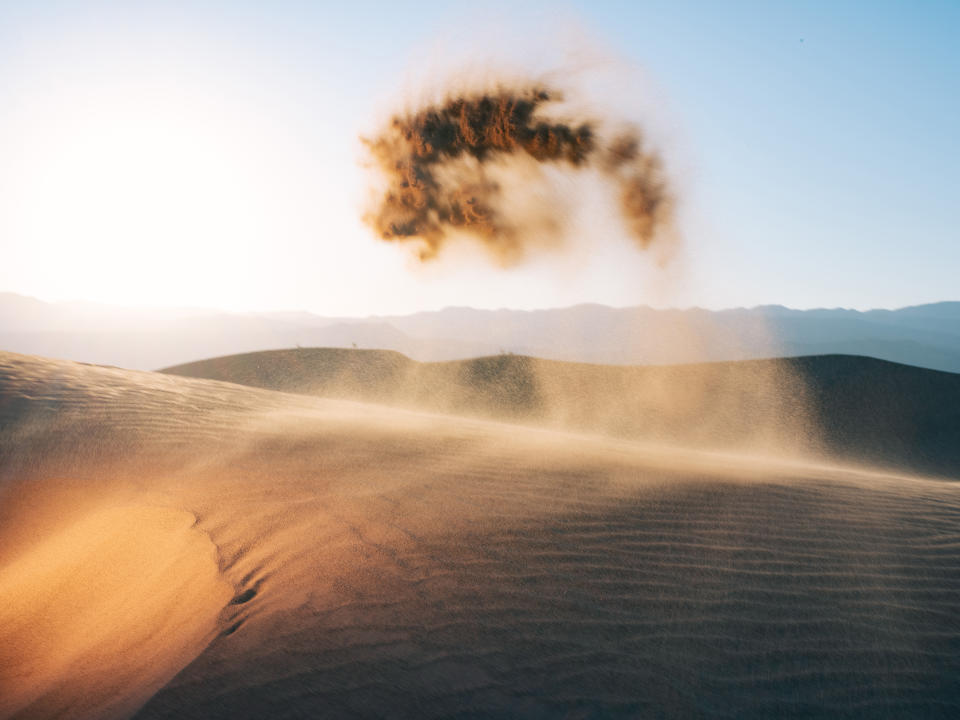 Un ingeniero de sonido lanza arena para demostrar cómo se hicieron los sonidos para la película "Duna", en el Parque Nacional del Valle de la Muerte en California, el 8 de marzo de 2022. (Peter Fisher/The New York Times).