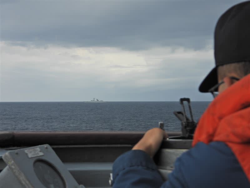 海軍田單艦監控中共徐州艦（圖／海軍司令部提供）