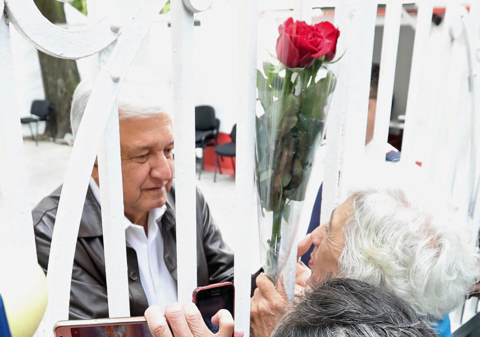 <p>CIUDAD DE MÉXICO. Transicion/Transición-AMLO.- 7 de julio de 2018. Decenas de ciudadanos y simpatizantes llegan a las oficinas de transición en la colonia Roma, para felicitar a Andrés Manuel López Obrador, virtual presidente electo. Foto: Agencia EL UNIVERSAL/Ariel Ojeda/EELG </p>