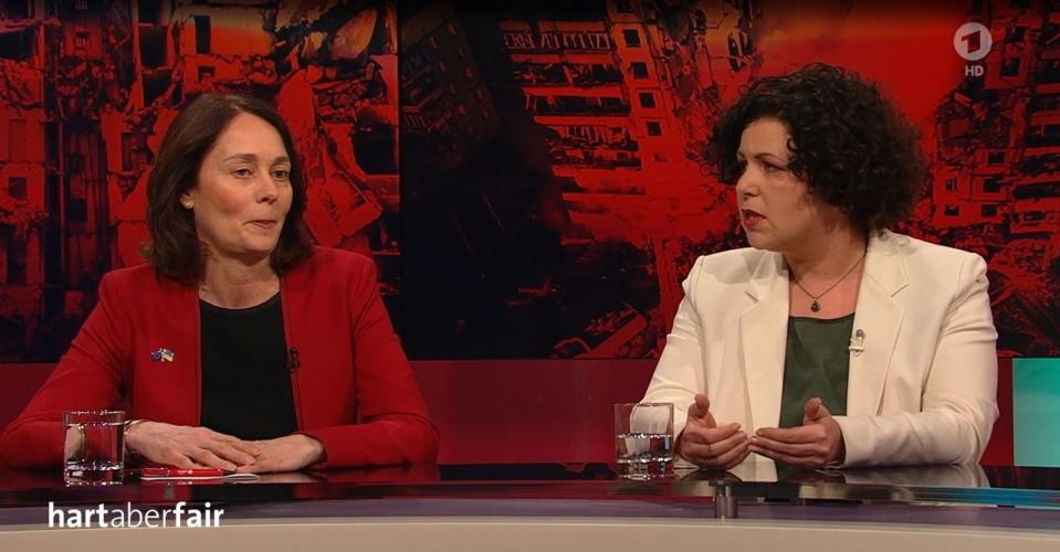 Zwei Politikerinnen, die an diesem Abend heftig aneinander gerieten: Katarina Barley (links, SPD) und Amira Mohamed Ali von den Linken. (Bild: WDR / Screenshot)