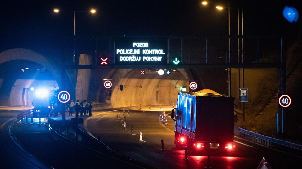 Polizisten stehen vor einem Tunnel auf der Autobahn D8 Dresden - Prag. Tschechien schließt seine Grenzen weitgehend für Ausländer aus mehreren europäischen Ländern.