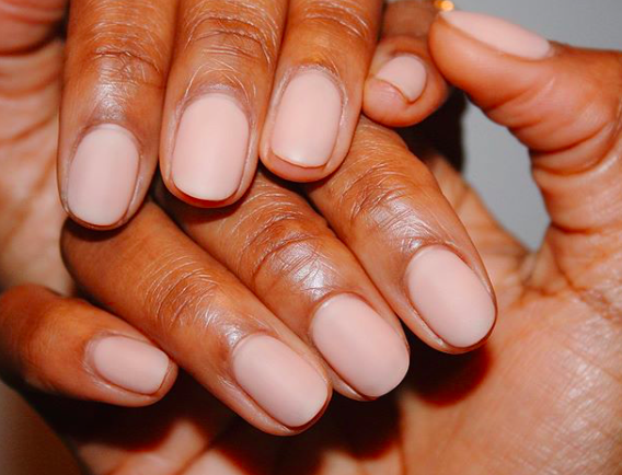 <p>Autre classique, le vernis à ongles nude. Chicissime, cette teinte est celle adoptée par toutes les femmes de la famille royale britannique. Et on comprend pourquoi ! </p><br>