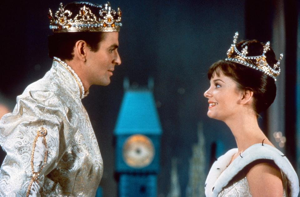 Lesley Ann Warren and Stuart Damon wearing crowns