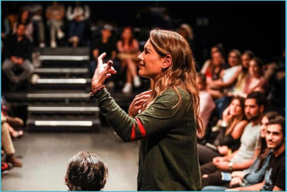 “Puras cosas maravillosas” con Erika de la Vega y dirección de Michel Hausmann en el Colony Theater. Cortesía