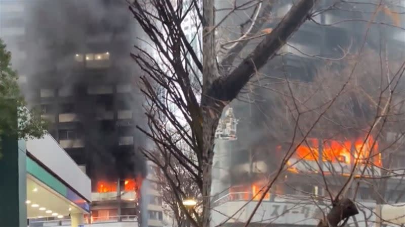 東京新宿區一棟12層大樓發生火災，目前已知有8人受傷。（圖／翻攝自X）