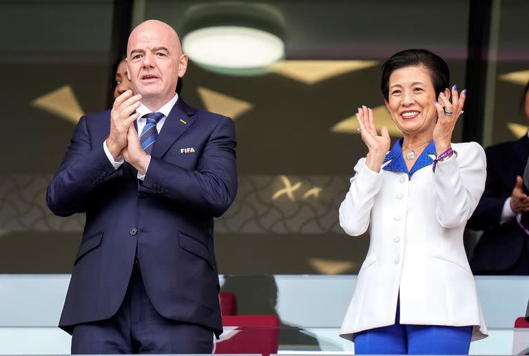 Hisako, princesa Takamado, junto al presidente de la FIFA, Gianni Infantino, viendo Japón vs. Costa Rica