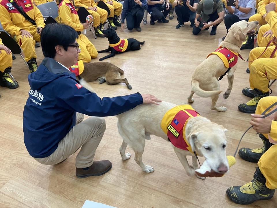 陳其邁(左)與搜救犬互動。   圖：高雄市消防局/提供