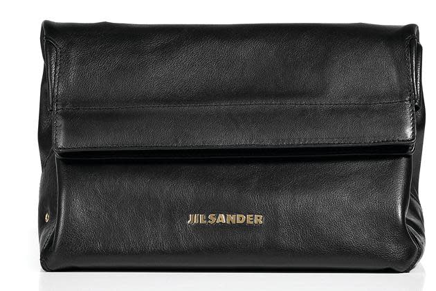 Genauso geht’s uns bei dieser coolen Clutch in rockigem Schwarz. Wir können sie uns ganz famos sowohl zum Ausgehkleidchen am Abend als auch tagsüber zur Jeans vorstellen. (Clutch von Jil Sander, ca. 460 Euro)