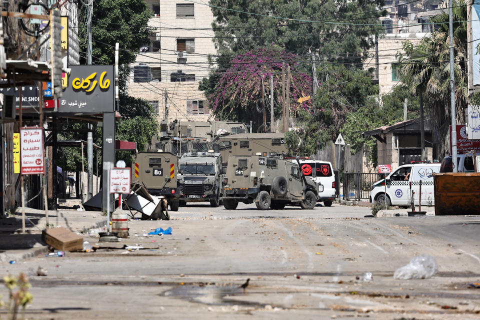 Des véhicules de l’armée israélienne prennent position à l’entrée de Jénine, en Cisjordanie occupée.