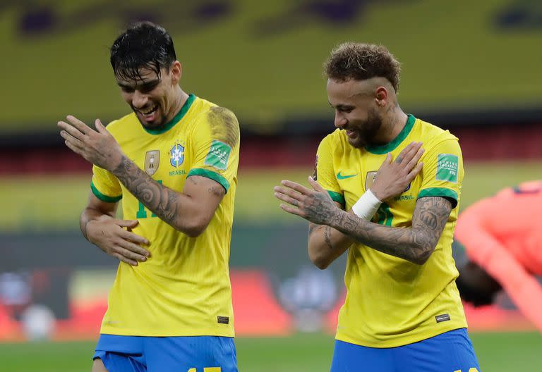 Neymar y Lucas Paquetá durante un festejo en las eliminatorias ante Ecuador