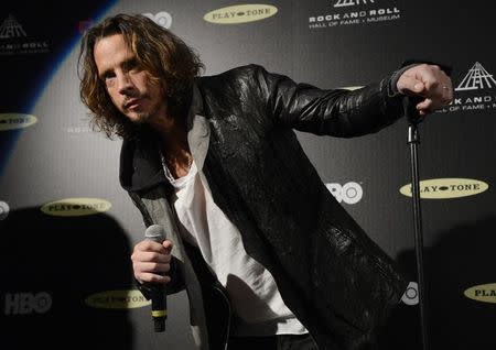 Chris Cornell habla en la ceremonia de inducción al Salón de la Fama del Rock and Roll 2013 en Los Ángeles, Estados Unidos. 18 de abril 2013. El músico estadounidense Chris Cornell, quien alcanzó la fama como vocalista de Soundgarden y más tarde de Audioslave, murió el miércoles en Detroit a los 52 años, informó su representante. REUTERS/Phil McCarten