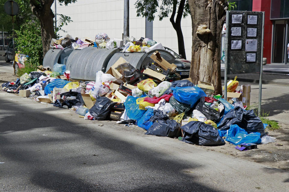 In this photo taken on Thursday, June 13, 2019, piles of trash are seen in the streets of Mostar, Bosnia. Uncollected thrash is piling up on the streets of the southern Bosnian city of Mostar - one of the Balkan nation’s main tourist destinations - since residents begun blocking access to the city’s sole landfill, insisting that it poses serious health and environmental risks. The landfill, located in a residential area, has operated since the 1960s. (Denis Leko/FENA via AP) MOSTAR, 13. juna (FENA) - (Foto FENA/Denis Leko)