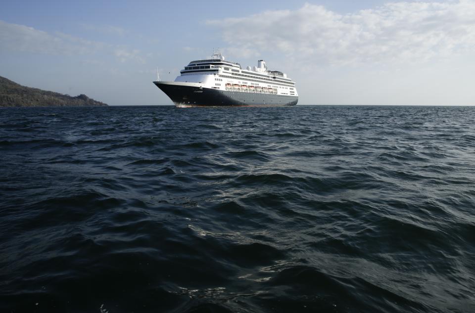 El crucero Zaandam se mantiene frente a la Ciudad de Panamá mientras aguarda a cruzar el Canal con rumbo a Florida. Varios pasajeros han fallecido y hay otros casos confirmados de COVID-19 a bordo. (AP Foto/Arnulfo Franco)