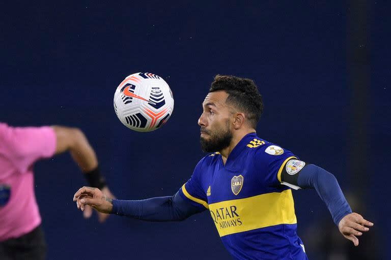 Carlos Tevez, de Boca Juniors de Argentina, controla el balón en un partido de la Copa Libertadores ante The Strongest de Bolivia, el miércoles 26 de mayo de 2021, en Buenos Aires  (Juan Mabromata/Pool via AP)