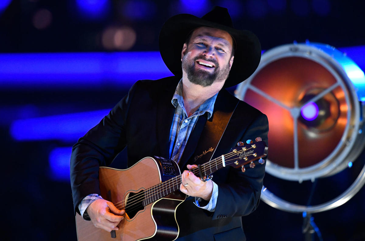 Garth Brooks Unveils the Cover to His Upcoming Anthology