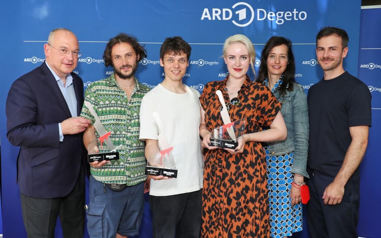 ARD-Degeto-Geschäftsführer Thomas Schreiber (links) beglückwünschte (von links) Valentin Burkhardt, Arvid Klapper ("Kaltes klares Wasser") und Josy Scheffler ("Sidonia") zum "Killerstories Series Award"), den sie von Carolin Haasis und Johannes Hauer verliehen bekamen. (Bild: ARD Degeto / Petra Stadler)