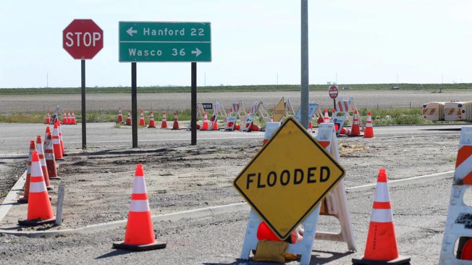 La autopista 43 está cerrada al tráfico en la 4th Avenue, cerca de la ciudad de Corcoran, debido a la inundación generalizada que ha vuelto a crear el antiguo lago Tulare. Fotografiado el jueves 6 de abril de 2023, al sur de Corcoran, California.