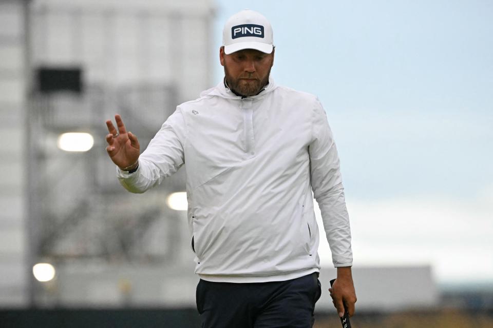 El inglés Daniel Brown reacciona al realizar un putt para birdie en el green 16 durante la primera ronda del Abierto Británico en Royal Troon en Escocia el 18 de julio de 2024.