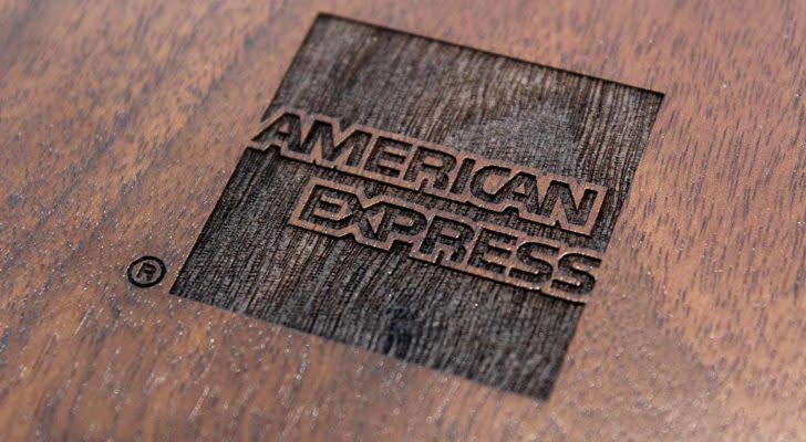 el logo de American Express grabado en madera
