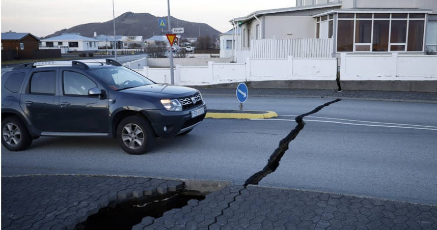 冰島南半島區（Suðurnes）漁業小鎮格林達維克（Grindavík）道路出現了許多巨大裂縫。（圖／達志／美聯社）
